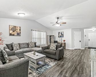 Charming 3-Bedroom Ranch, Steps from Klipsch Music Center Shopping and Dining - Noblesville - Living room