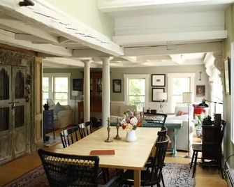 Mountain Farmhouse w/ hot tub; 10 mins to hikes! - Bethlehem - Restaurant