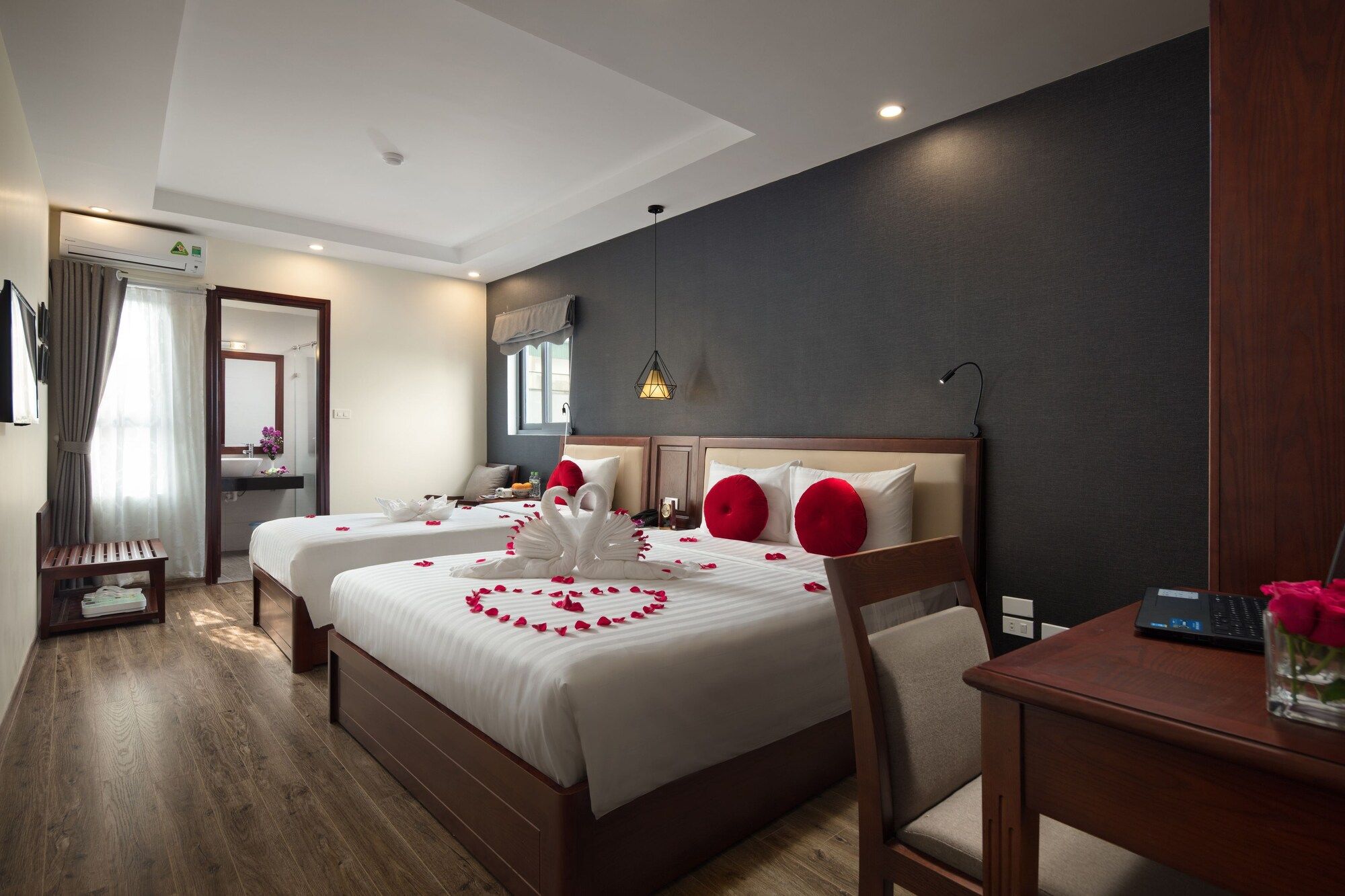 Holiday Emerald Hotel - Hanoi