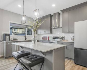 The Family Haven: Spacious Spruce Grove Getaway Close to The Links Golf Course - Spruce Grove - Cocina