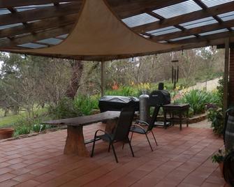 Beautiful setting, on 100 acres. Sleeps 10 people. Beautiful views. - Clare - Patio