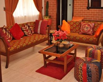 Santa Monica Home Lodge - Atimpoku - Sala de estar