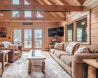 The Cove - Beautiful private log home with large deck, fireplace and dock on Lake Umbagog!! - Newry - Sala de estar
