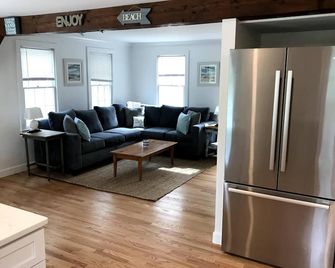 Updated Beautiful Cottage in Edgartown w/ Central AC - Edgartown - Sala de estar