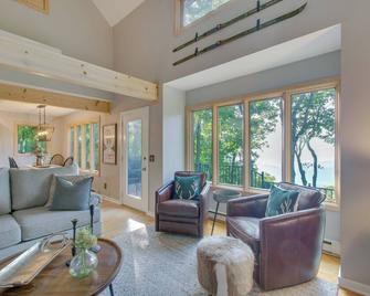 Serene Hideaway with Views, 1 Mi to Hike and Ski! - Wintergreen - Living room
