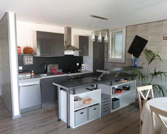Comfortable Contemporary Apartment - Brugheas - Cocina