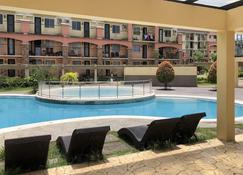 Sanitized, quite with 50mbps net, 42 inch tv & Netflix - Pateros - Pool