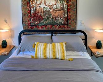 2 Mi to Marinas and Grove Cozy Cabin with Grill - Grove - Habitación