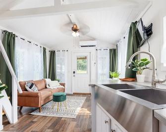 6 A Little Wanderlust Lux Tiny House, Firepit, Boat Parking, 5 Mins to Lake, Downtown - Guntersville - Living room