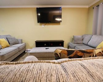 Peaceful Oasis in Naugatuck - Charming 3-Bedroom Home with serene backyard. - Naugatuck - Living room