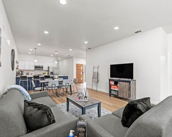 Stunning Modern Home Near White Rock Lake! - Dallas - Vardagsrum