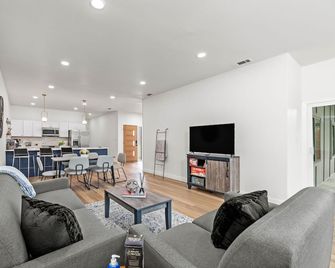 Stunning Modern Home Near White Rock Lake! - Dallas - Vardagsrum