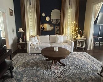 Spacious 5-bedroom Victorian house in charming Old Town Alpena with AC - Alpena - Obývací pokoj