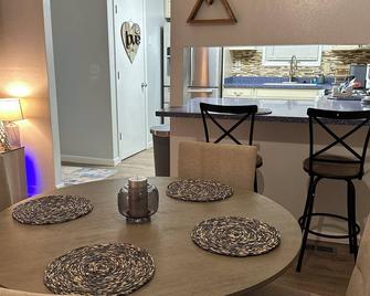 3 Bedroom - Creek Access Alaskan Blackstone Retreat - Anchorage - Dining room
