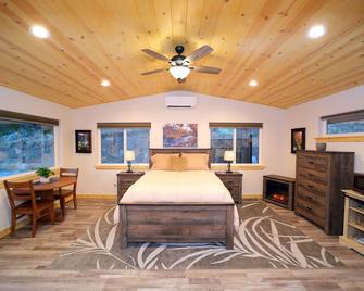 Ash Mountain Suite 1 mile to Sequoia Natl Park! - Three Rivers - Bedroom