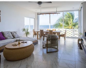 Amazing Beach Waterfront Penthouse - Uaymitun - Pokój dzienny