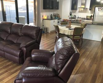 Gateway to the Barossa Valley in Evanston Gardens - Evanston Gardens - Living room