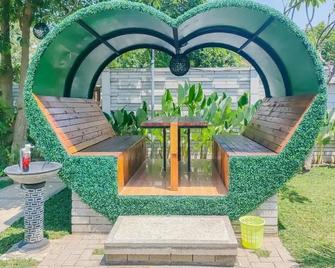 RedDoorz Syariah at Mojosari - Mojokerto - Patio