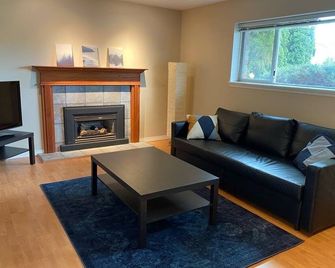 Spacious, Quiet and Clean 1 Bedroom Basement Suite - Delta - Living room