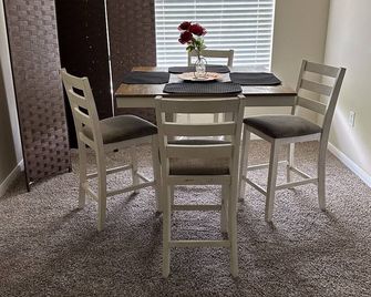 Friend’s House - Houston - Dining room