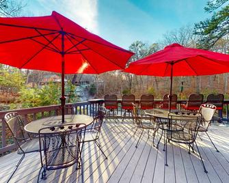 Ground-floor condo steps from historic downtown with streaming TV & WiFi - Eureka Springs - Patio