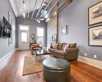 Cozy and Charming House Close to St Charles Ave - New Orleans - Living room