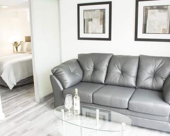 Bowmanville Marina Inn & Suites - Bowmanville - Living room