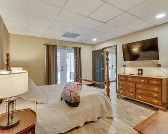 Cozy, Pet-Friendly Retreat in Hickory with Fire Pit! - Hickory - Bedroom