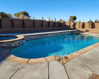 Cozy Family Home With A Pool And Spa - Hesperia - Zwembad