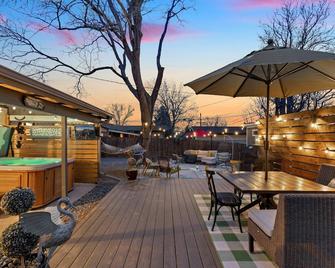 Late summer special!! Book a stay during August and September and receive a 15% discount - Denver - Patio