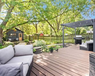 Charming renovated 2-bedroom home & study: Beautiful Fall in Lovely Zionsville! - Zionsville - Patio