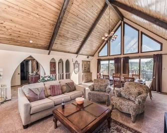 Harper Haus - Four Bedroom Cabin with Hot Tub - Ruidoso - Oturma odası