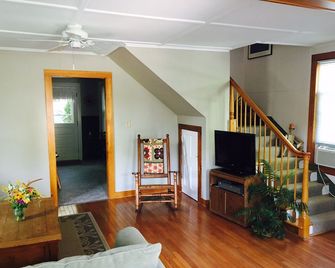 Locally owned downtown home: Bar Harbors Crows' Nest - Bar Harbor - Living room