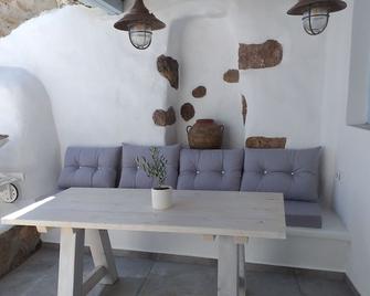Authentic traditional cycladic house in Plaka - Plaka - Soggiorno