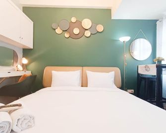 Warm and Homey Studio at Vida View Makassar Apartment By Travelio - Makasar - Sypialnia