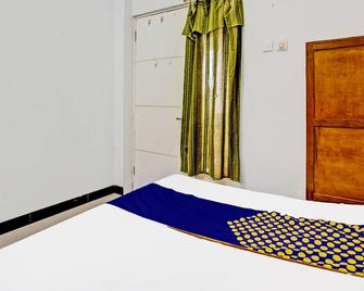 OYO 93861 Adinda Guest House Syariah - Garut - Camera da letto