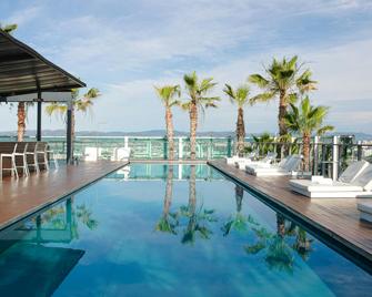 رينيسانس برشلونة فيرا هوتل - برشلونة - حوض السباحة