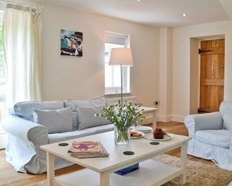 A detached character cottage with beams, wood burner and enclosed garden. - New Quay - Living room