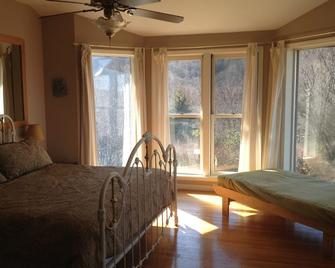 Secluded Retreat Panoramic Views, Low Rates, Hot Tub, Fire Pit - Cherokee - Bedroom