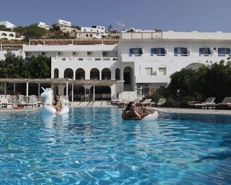 Armadoros Hotel / Ios Backpackers - Ios - Piscina