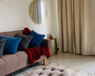 Charming 2-bedroom apartment in gorgeous Ciudad Quesada with WiFi, AC - Quesada - Sala de estar