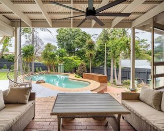'The Moondah Manor' A Poolside Family Retreat - Mount Eliza - حوض السباحة