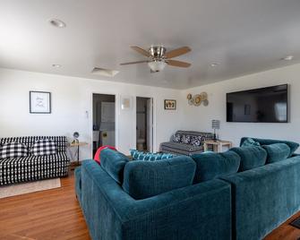 Granny Home studio access to pool & hot tub on 3.5 acres of paradise - Marysville - Living room