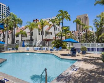 Updated Condo with Roomy Patio - San Diego - Piscina