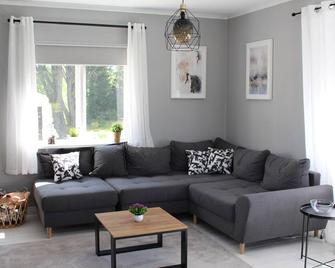 Schönes schwedisches Cottage in Seenähe mitten im Glasreich - Målerås - Sala de estar