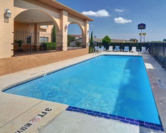 Super 8 By Wyndham Decatur Texas - Decatur - Басейн
