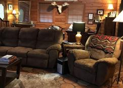 Rustic log cabin with 5 beds in a private setting, minutes Grenada Lake & town. - Grenada - Living room