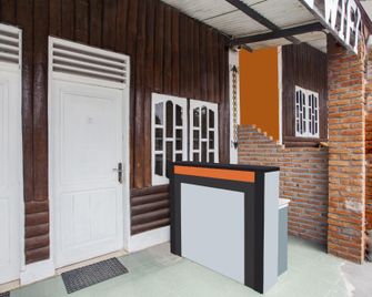 OYO 2799 Berastagi Backpacker Rooms - Berastagi - Front desk