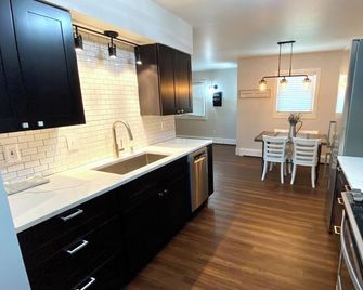 Charming Bungalow 2 in lovely Spearfish with WiFi, AC - Spearfish - Kitchen