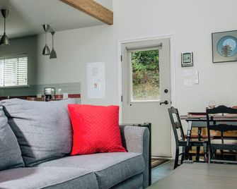 Whalebone Cove Cabin with ocean dock - Heriot Bay - Living room